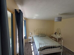 3 dormitorios, tabla de planchar con plancha, ropa de cama