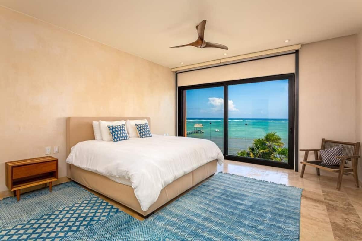 Departamento exclusivo, vista a la playa | Caja de seguridad en la habitación y decoración personalizada
