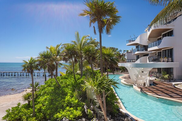 Una piscina al aire libre
