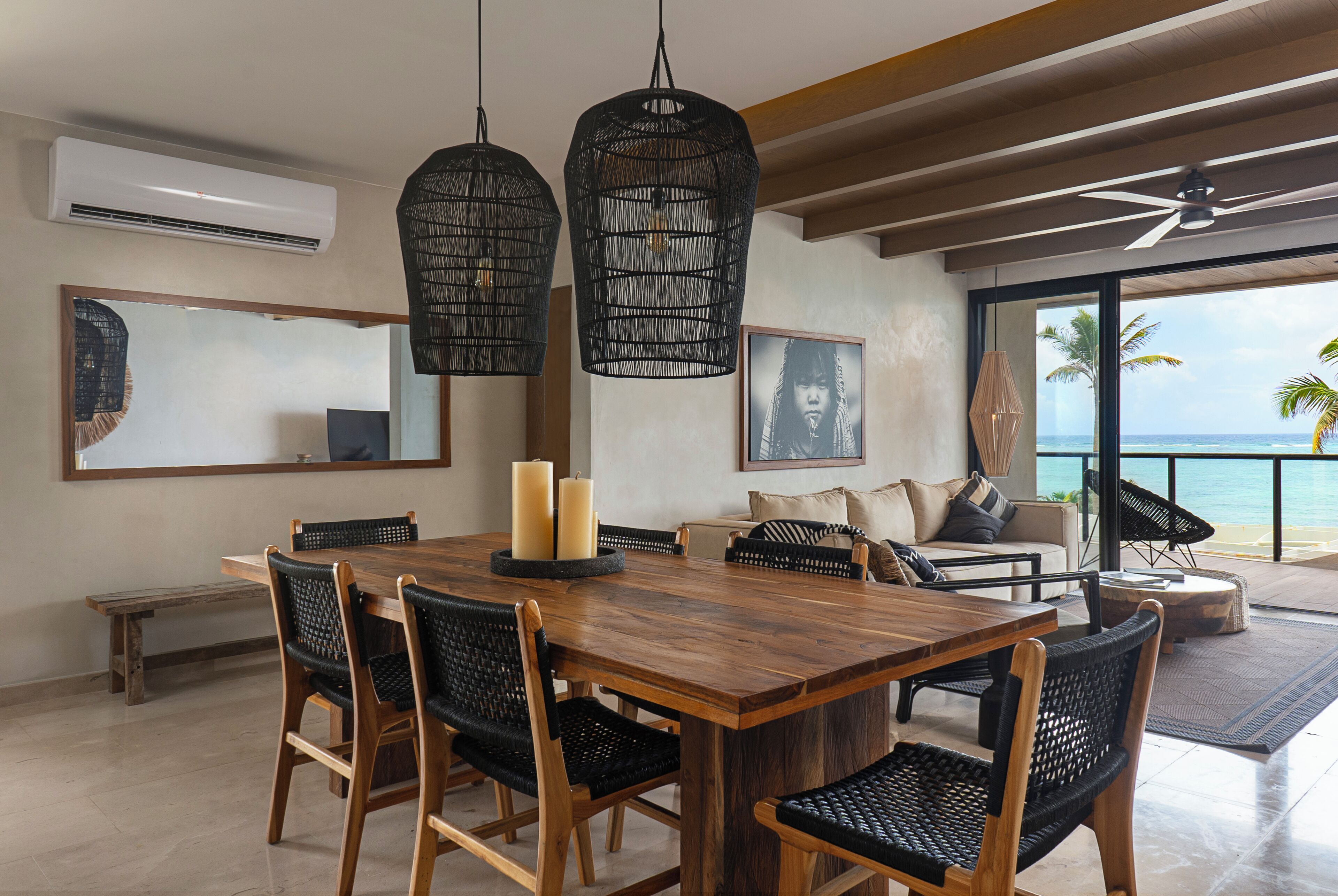 Apartamento com design assinado, vista para a praia | Sala de jantar