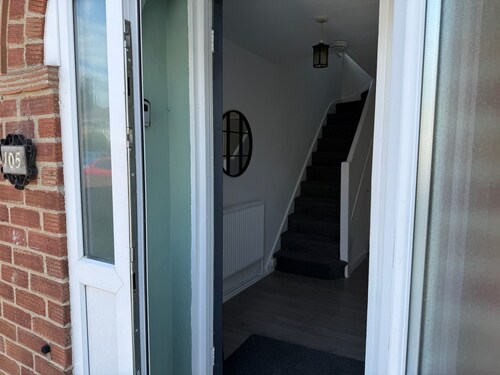 Cosy 3-Bedroom Home + Parking & Bus