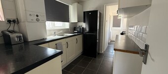Cosy 3-Bedroom Home + Parking & Bus