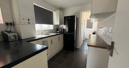 Cosy 3-Bedroom Home + Parking & Bus