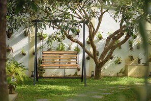 Property grounds - Spacious Villa in Kandy (kandy)