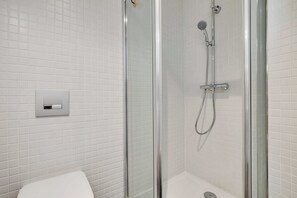 Apartment | Bathroom | Towels, shampoo