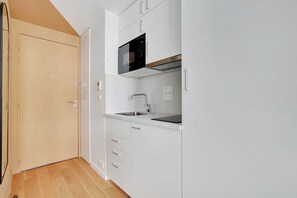 Apartment | Private kitchen | Fridge, microwave, stovetop, electric kettle - Residence Helios - Cosy Bedroom 2p (Paris)