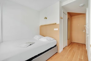 Apartment | 1 bedroom, laptop workspace, bed sheets