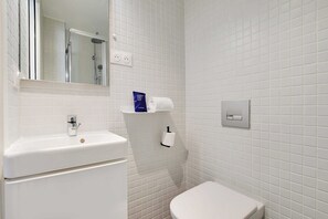 Apartment | Bathroom | Towels, shampoo - Residence Helios - Cosy Bedroom 2p (Paris)
