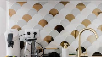 Kühlschrank, Mikrowelle, Herdplatte, Wasserkocher mit Kaffee-/Teezubehör