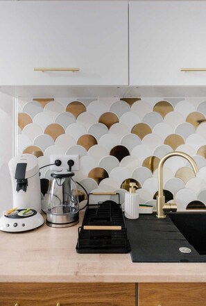 Refrigerador, microondas, placa de cocina, cafetera/tetera