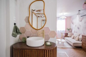 Interior - La Parenthèse Fleurie – Suite with spa and projector screen in Bergerac (Bergerac)