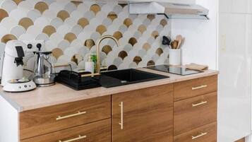 Kühlschrank, Mikrowelle, Herdplatte, Wasserkocher mit Kaffee-/Teezubehör