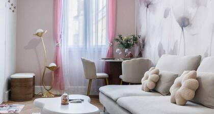 La Parenthèse Fleurie – Suite with spa and projector screen in Bergerac