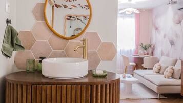 Baignoire à jets, sèche-cheveux, serviettes fournies, savon