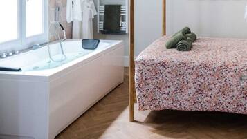 Baignoire à jets, sèche-cheveux, serviettes fournies, savon