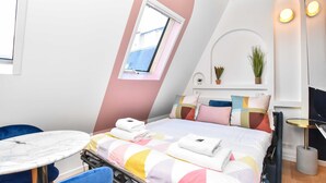 Laptop workspace, iron/ironing board, bed sheets - Charming Studio - 2P - Champs Elysees (Paris)