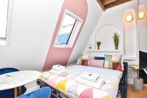 Apartment | Laptop workspace, iron/ironing board, bed sheets - Charming Studio - 2P - Champs Elysees (Paris)