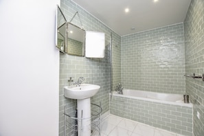 Apartment | Bathroom | Hair dryer, towels, shampoo