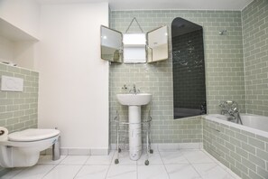 Apartment | Bathroom