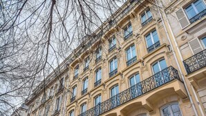 A multi-story building with ornate balconies and large windows. - Elegant Apartment - 3br/8p - Gare de L'est (Paris)