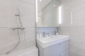 Apartment | Bathroom - Comfortable Flat - 1BR for 4P - Paris Centre (Paris)