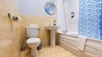 Douche, sĂšche-cheveux, serviettes fournies, papier toilette