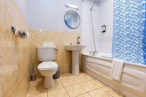 Douche, sèche-cheveux, serviettes fournies, papier toilette