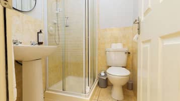 Douche, sĂšche-cheveux, serviettes fournies, papier toilette