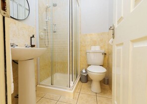 Shower, hair dryer, towels, toilet paper - Tonn Na Mara - Galway Lakeside Apartments (DOCK ROAD)