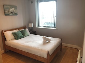 3 habitaciones, tabla de planchar con plancha, wifi y ropa de cama
