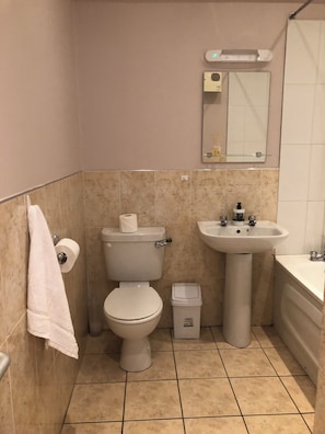 Ducha, secador de pelo, toallas