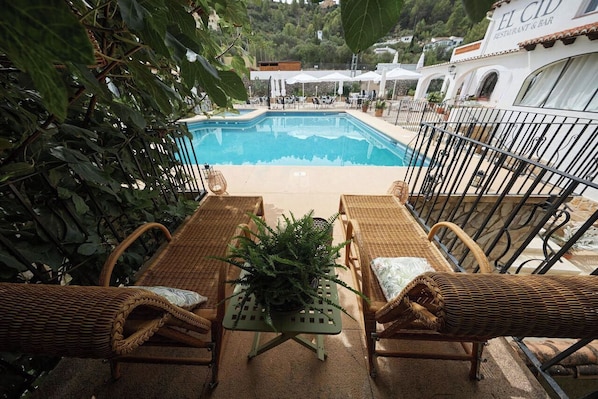 Una piscina al aire libre de temporada
