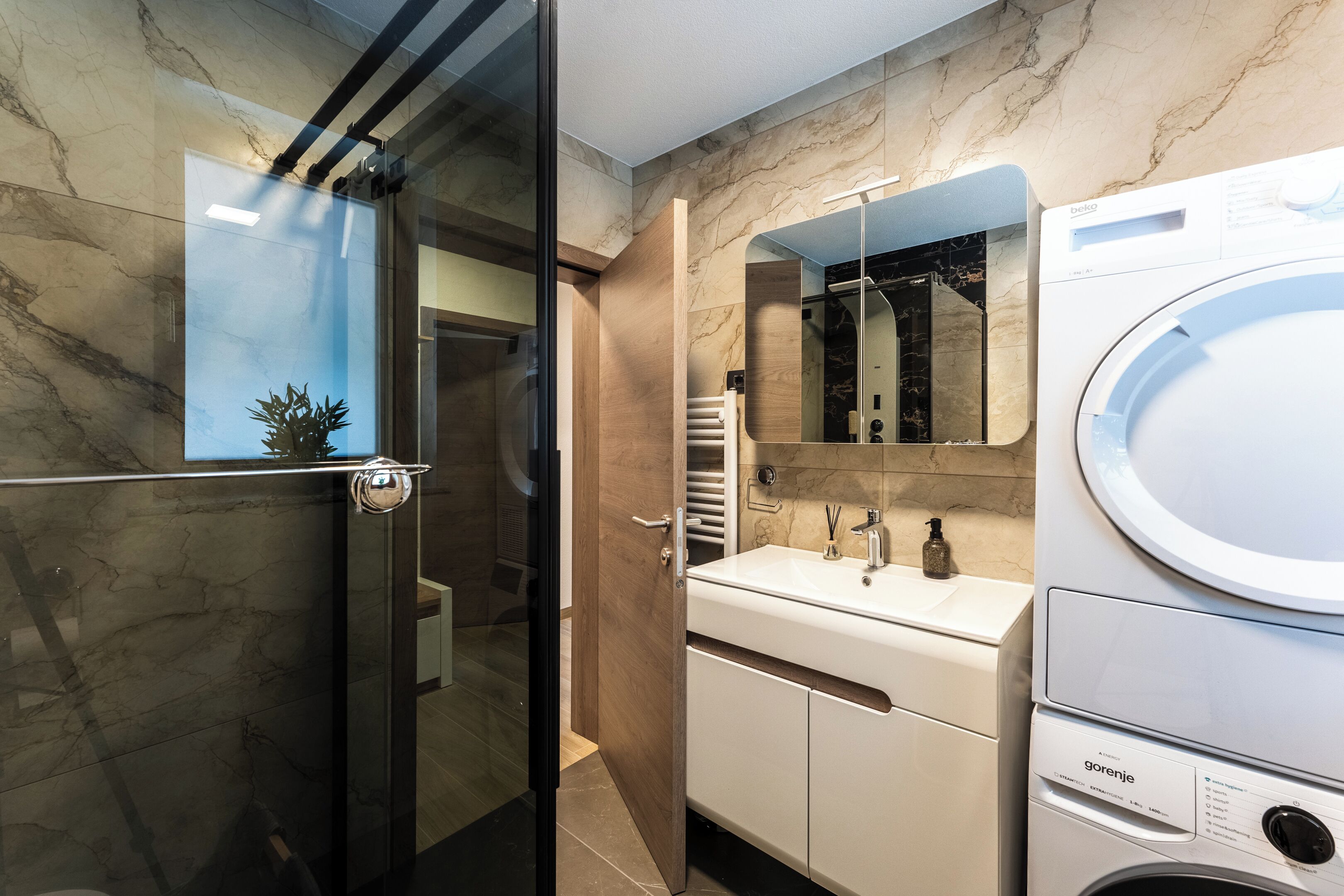 Bruser, hårtørrer, håndklæder, Sæbe