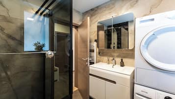 Bruser, hårtørrer, håndklæder, Sæbe