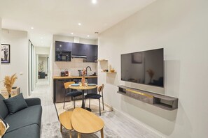 Apartment | Living area - Spacious Studio Sacre Coeur-montmartre (Paris)