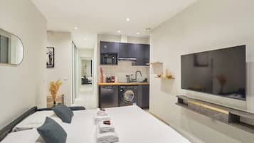 Departamento | Espacio para trabajar con laptop y tabla de planchar con plancha