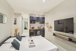 Departamento | Espacio para trabajar con laptop y tabla de planchar con plancha 