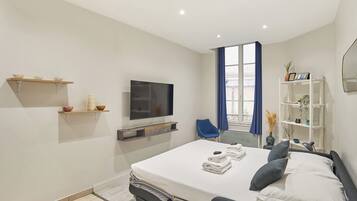 Departamento | Espacio para trabajar con laptop y tabla de planchar con plancha