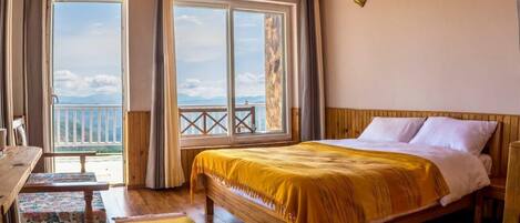 Desk, soundproofing, free WiFi