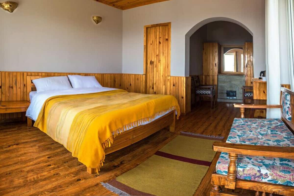 办公桌、免费 WiFi