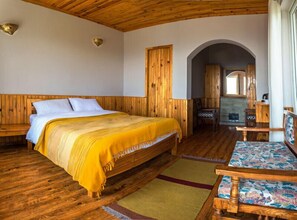 Desk, soundproofing, free WiFi - Kasar Rainbow Yoga Retreat (Almora)
