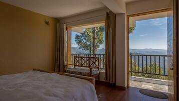 Deluxe Room | Desk, free WiFi