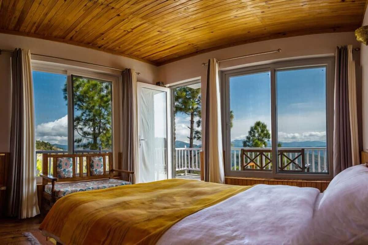 办公桌、免费 WiFi