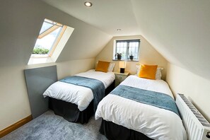 2 bedrooms, iron/ironing board, Internet, bed sheets - Stylish Stratford-upon-Avon Stay -Sleeps 6 - Secure Gated Parking (Pathlow)