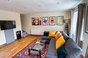 TV - Stylish Stratford-upon-Avon Stay -Sleeps 6 - Secure Gated Parking (Pathlow)