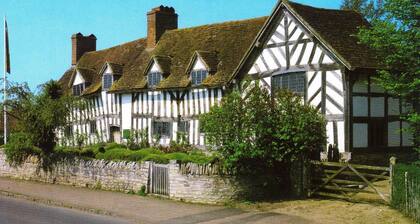Stylish Stratford-upon-Avon Stay -Sleeps 6 - Secure Gated Parking