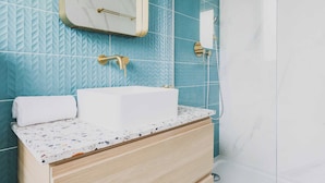 Apartamento | Baño | Secador de pelo, toallas y champú