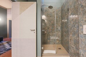 Dusche, Haartrockner, Bidet, Handtücher
