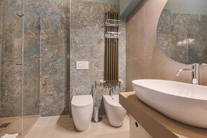 Dusche, Haartrockner, Bidet, Handtücher
