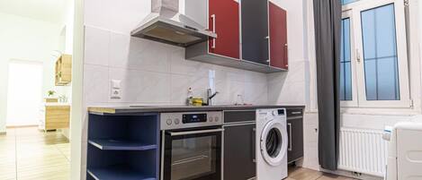 Fridge, oven, stovetop, coffee/tea maker